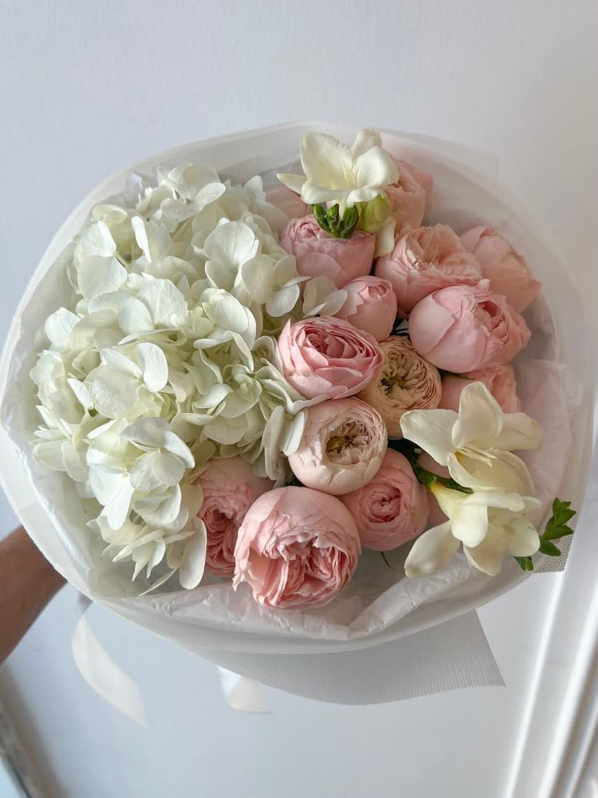 FLOWERS BOUQUET WITH HYDRANGEA AND BOMBASTIC ROSES “ELOWEN”