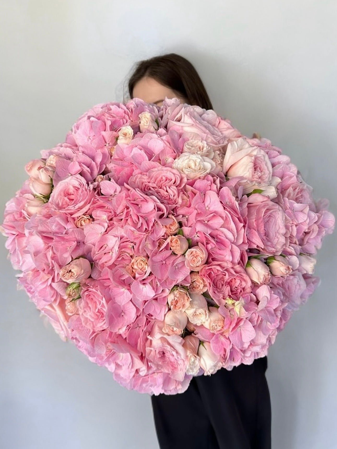 FLOWER MIX WITH HYDRANGEAS AND ROSES