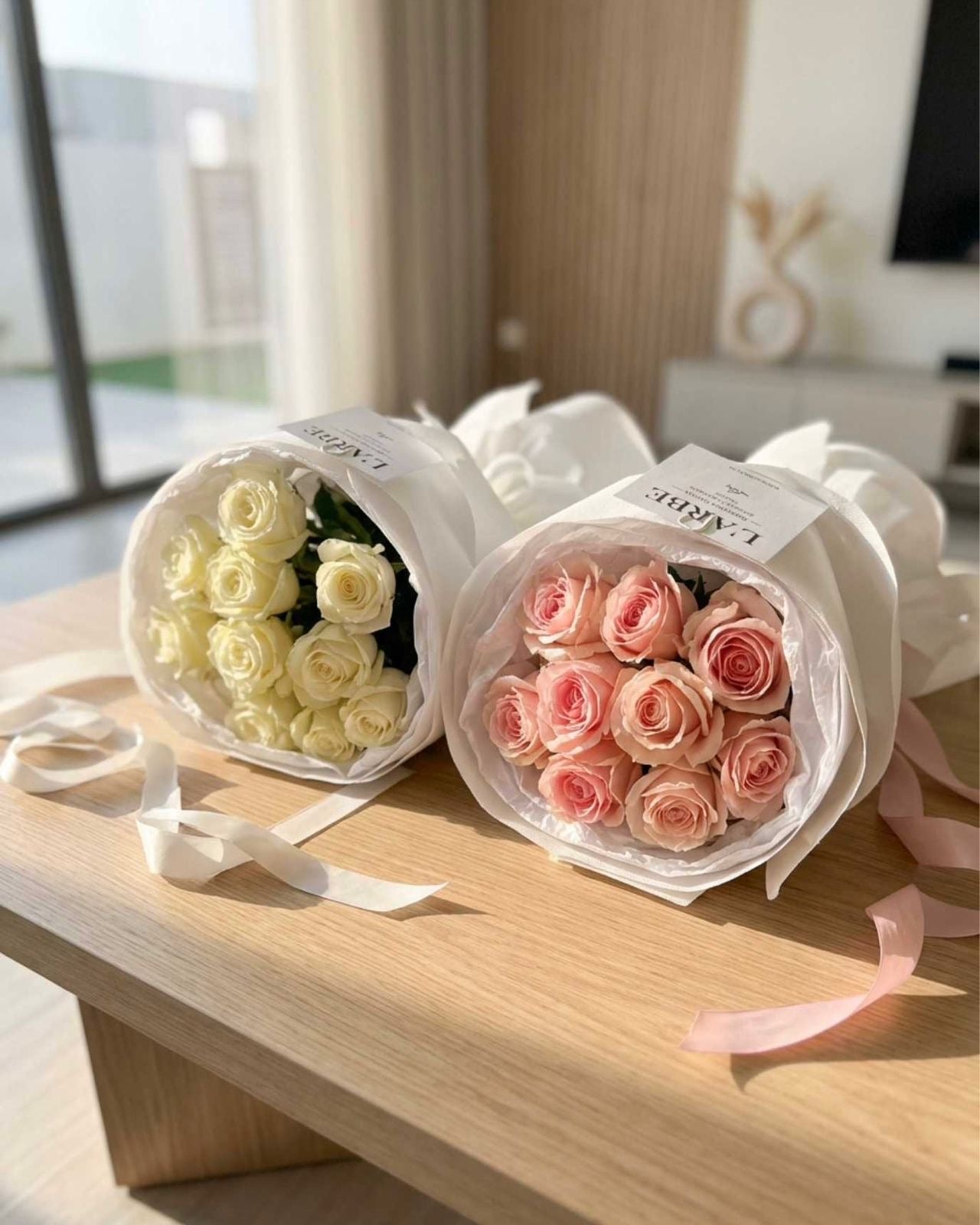 FLOWERS SET WITH 2 BOUQUETS WITH PINK AND WHITE ROSES