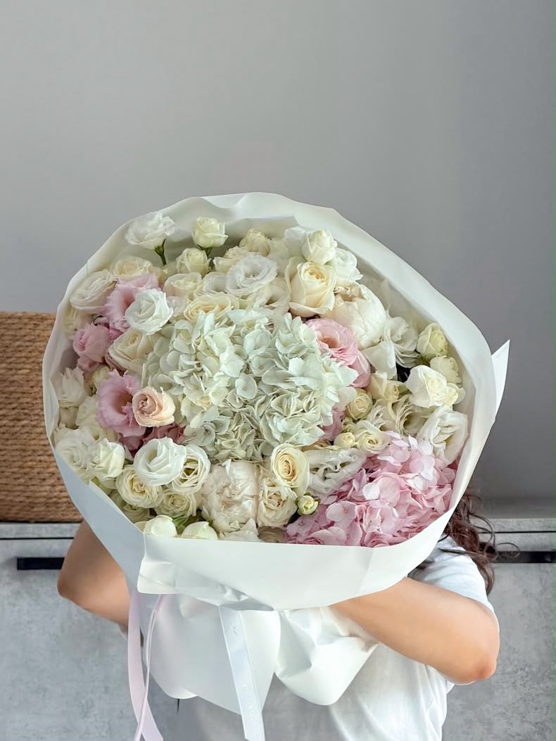 FLOWERS BOUQUET WITH HYDRANGEAS AND ROSES “NUIT FLEUR”