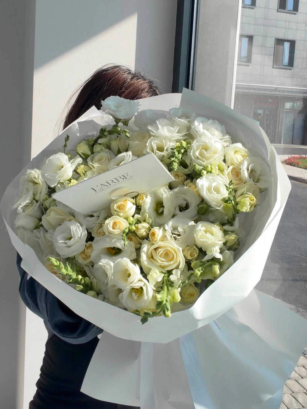 WHITE FLOWERS MIX WITH EUSTOMA