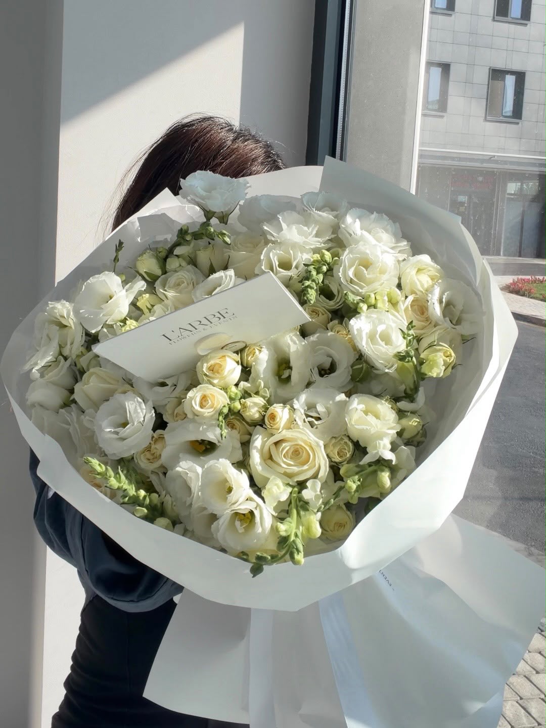 WHITE FLOWERS MIX WITH EUSTOMA