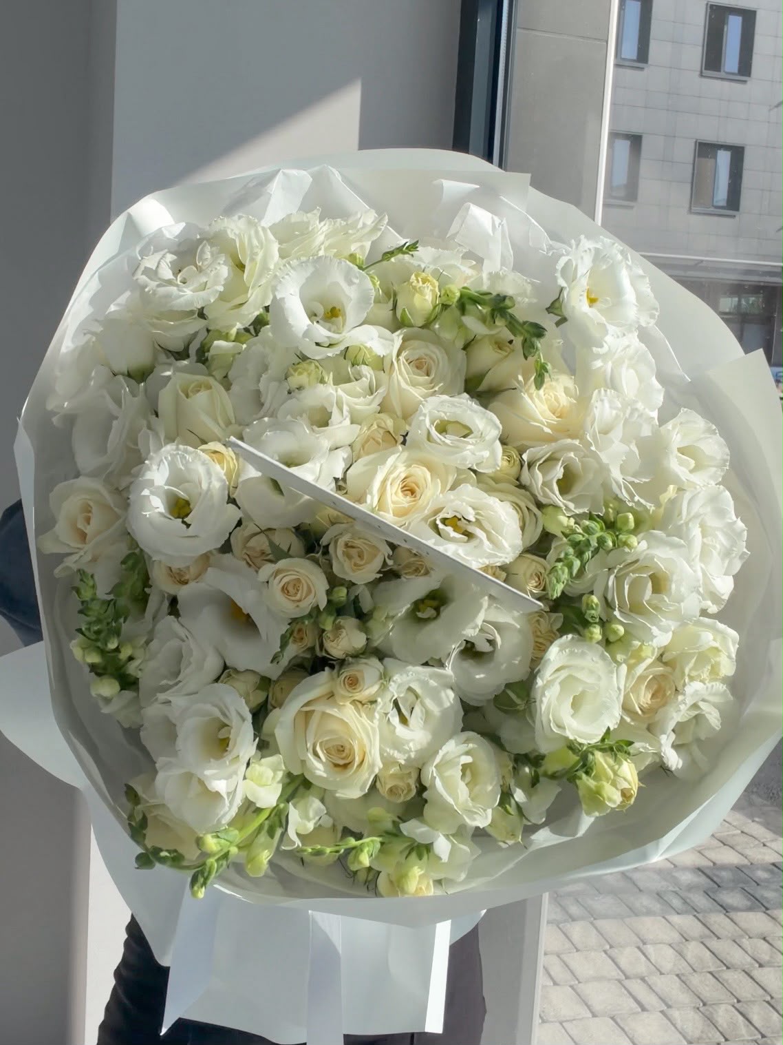 WHITE FLOWERS MIX WITH EUSTOMA