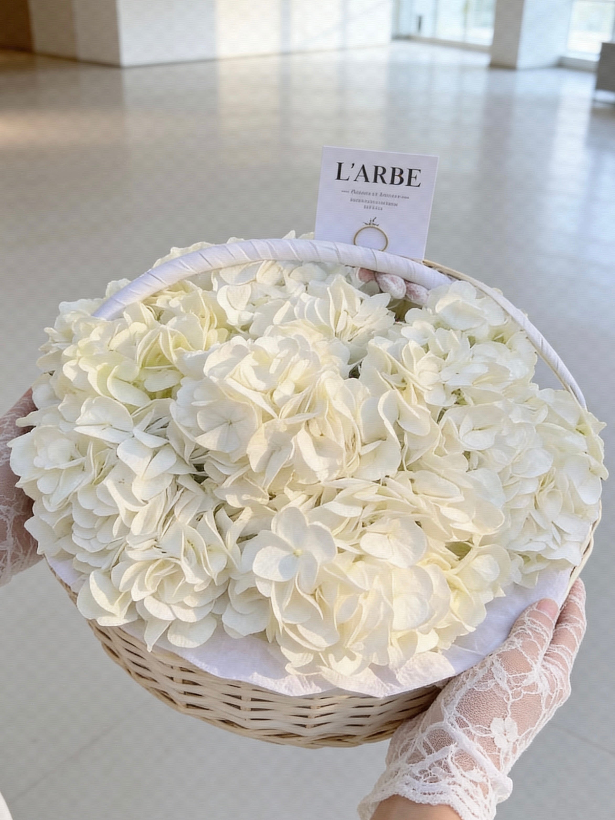 FLOWERS BASKET WITH WHITE HYDRANGEAS 7 PCS